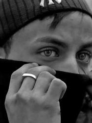 Ali a les yeux bleus