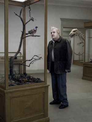 Affiche du film Un pigeon perché sur une branche philosophait sur l’existence